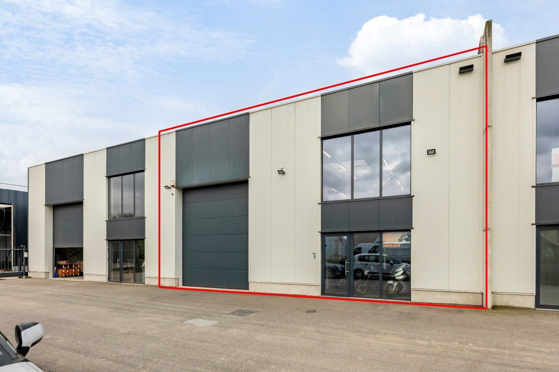 Bedrijfspand van ca 300m² foto {{pictureIndex}}