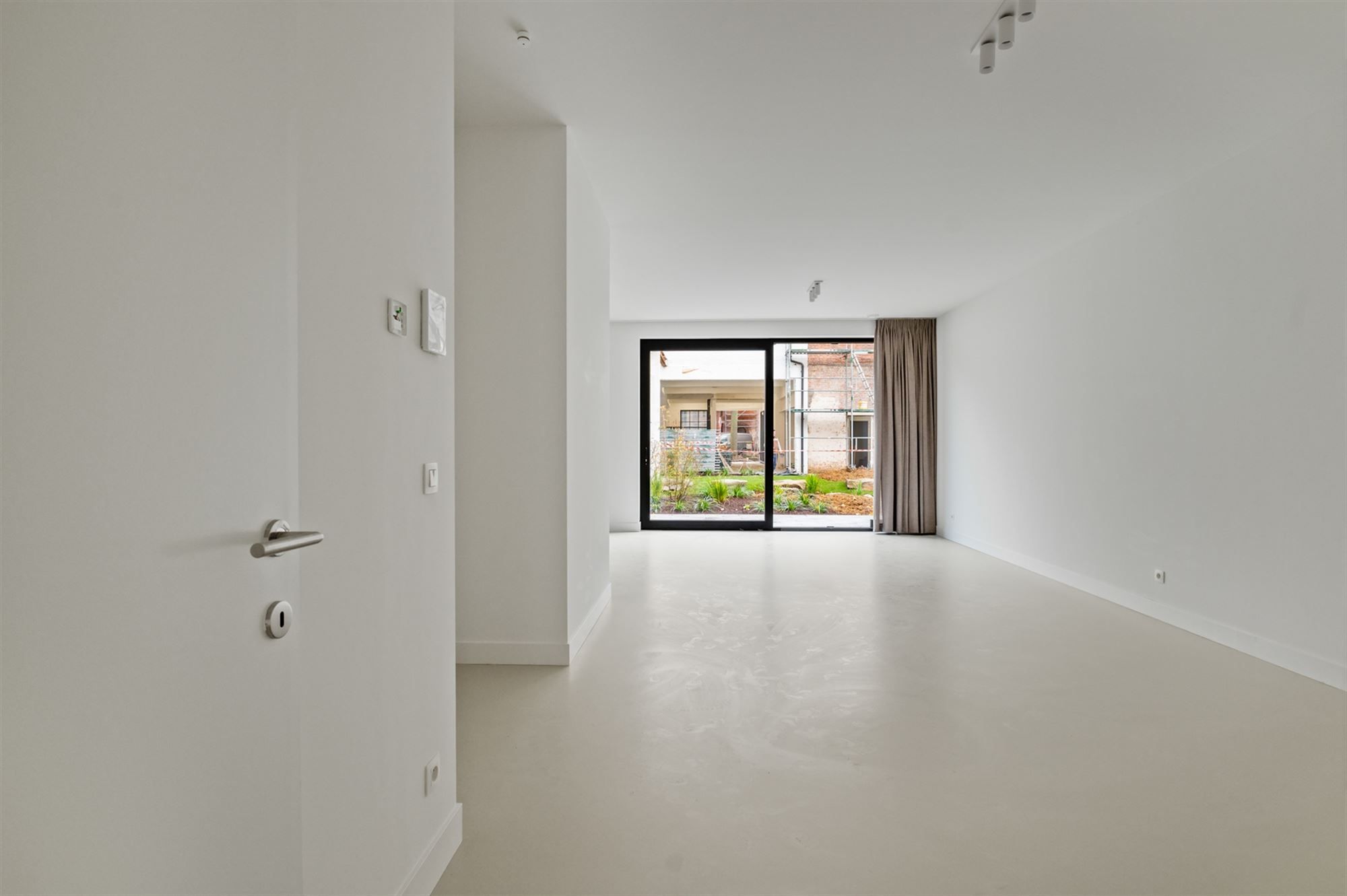 Modern 2 slaapkamer appartement met tuin en terras  foto 14