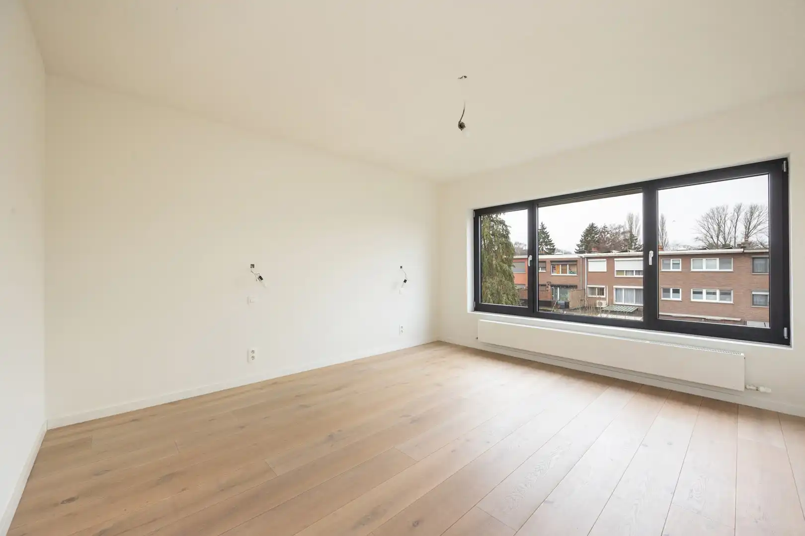 INSTAPKLAAR APPARTEMENT + DUBBELE GARAGE + P foto 11