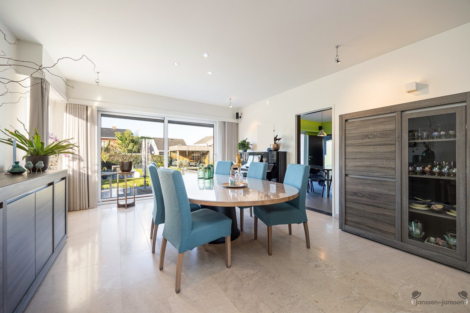 Ruime woning met vijf slaapkamers, vijver en zwembad op 977 m². foto 8