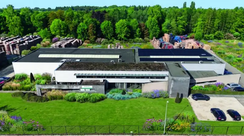 TE KOOP: Bedrijfssite met magazijnen, kantoren en buitenopslag in Tessenderlo-Ham foto {{pictureIndex}}