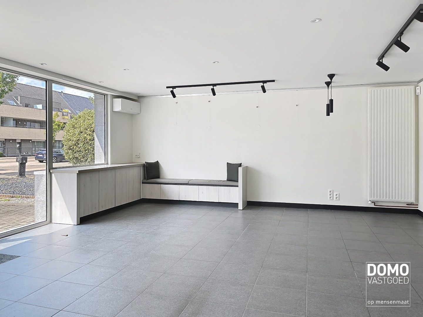 Commercieel gelegen handelspand met inclusief bovenliggend appartement te Kermt. foto 6