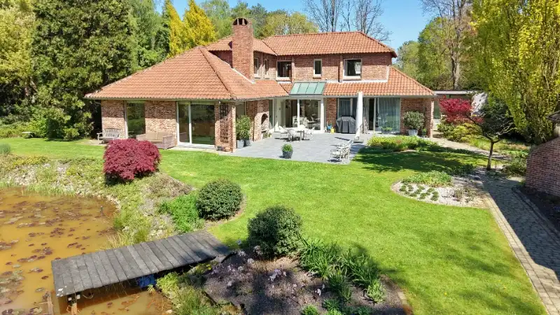 Exclusief gelegen villa van 345m² op 30 are met grote vijver foto {{pictureIndex}}