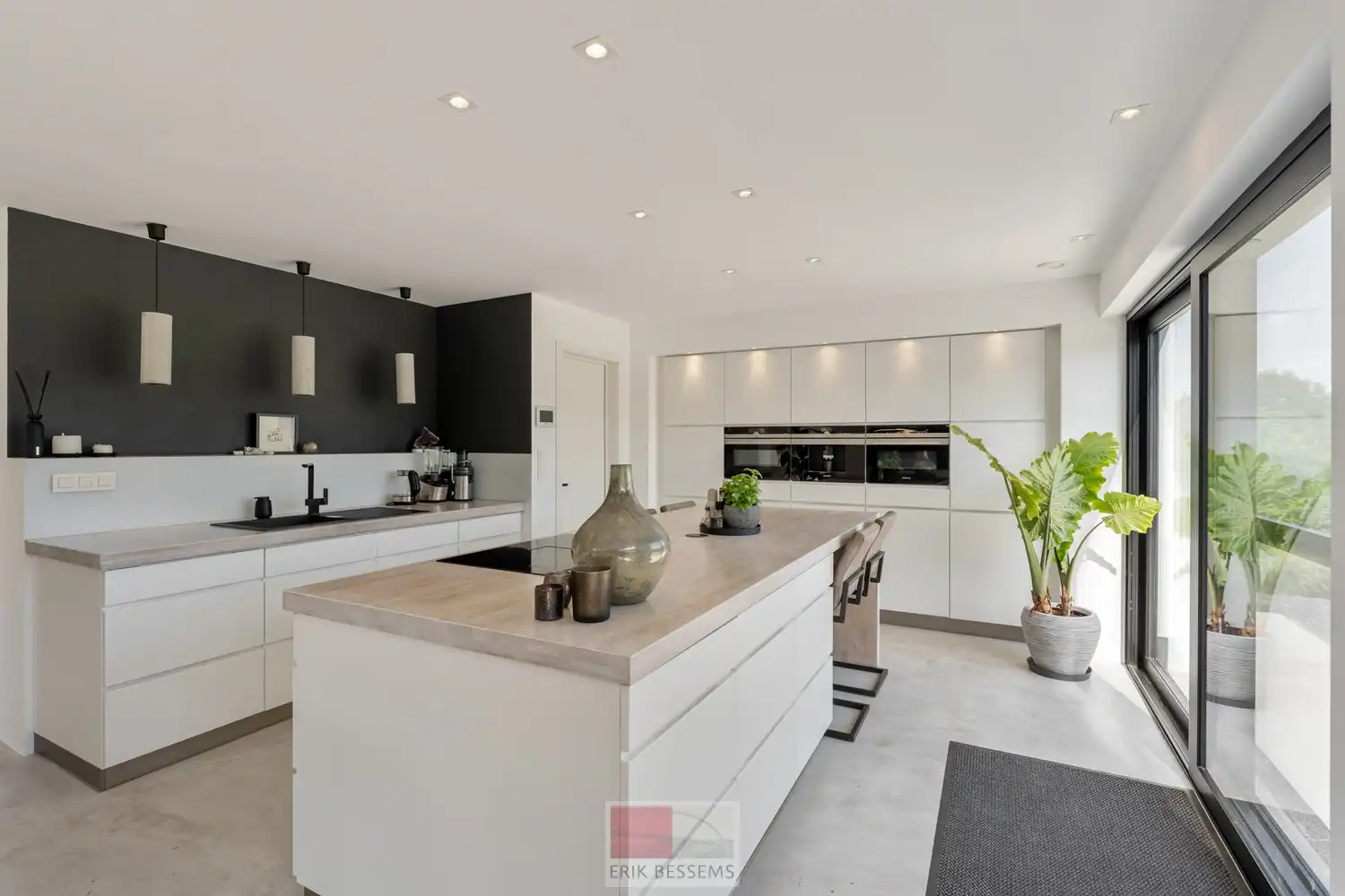 Op een royaal perceel van circa 910 m² ligt deze moderne en energiezuinige woning van circa 177 m² bewoonbare oppervlakte, met een weids panorama over het Limburgse Heuvelland. foto 3