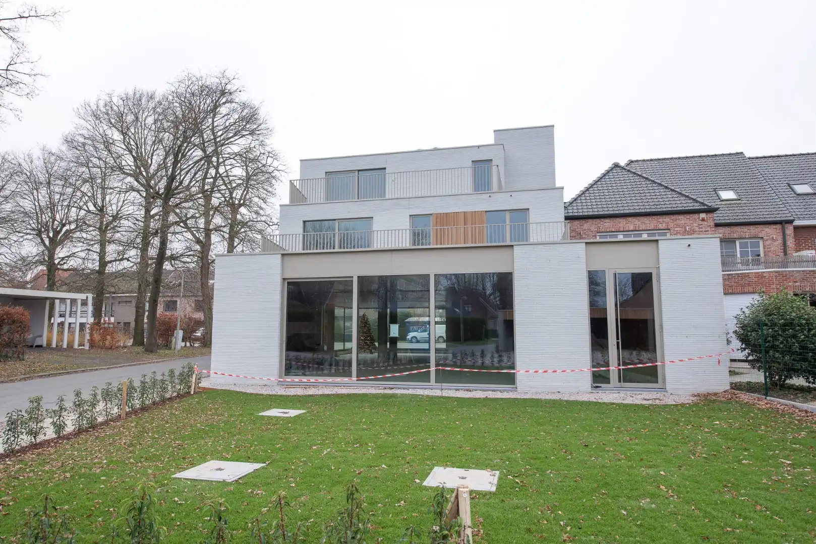 Casco Handelsruimte van 225m² op zeer commerciële ligging te Wielsbeke. foto 2