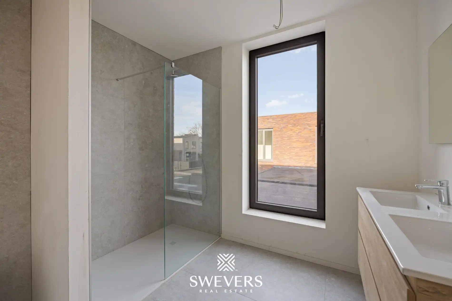 Moderne woning met open leefruimte en tuin foto 19