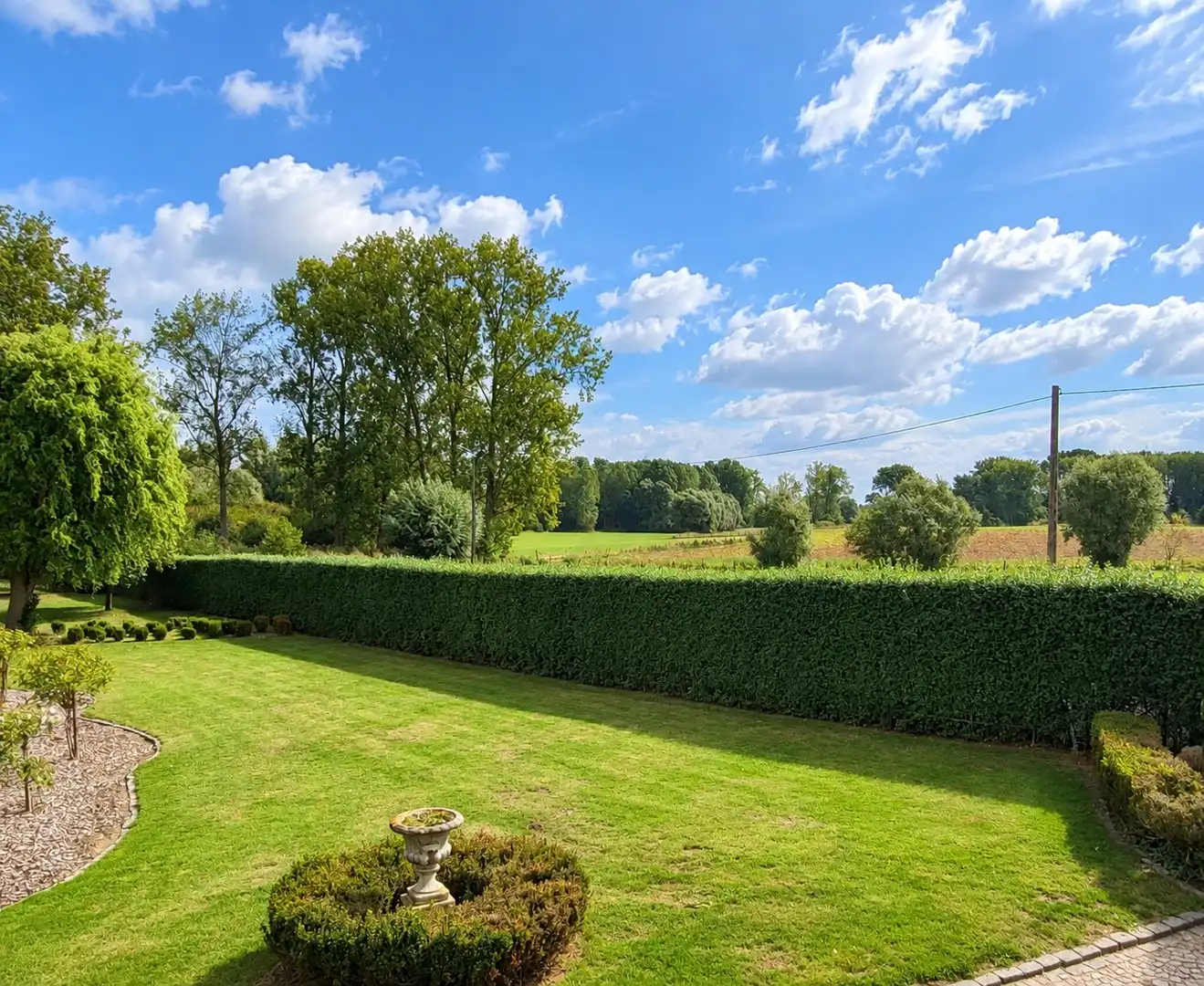 Exclusief landhuis op 2.917 m² met dubbele garage, prachtig zicht over de velden en optimale privacy. foto 9