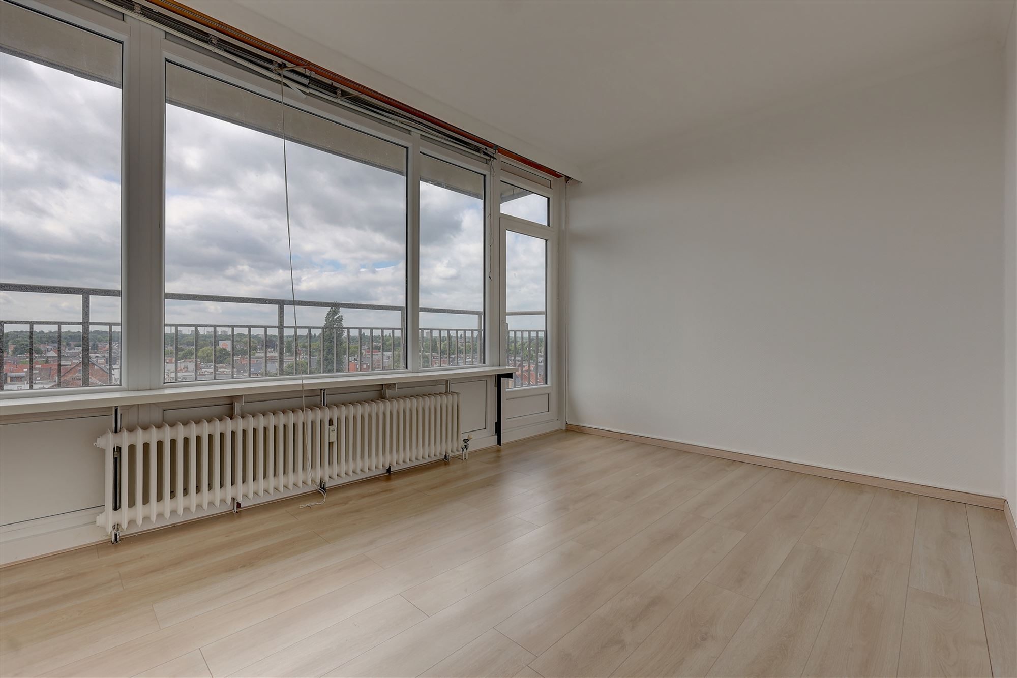 Gerenoveerd appartement met drie slaapkamers en terras in Wilrijk foto 9