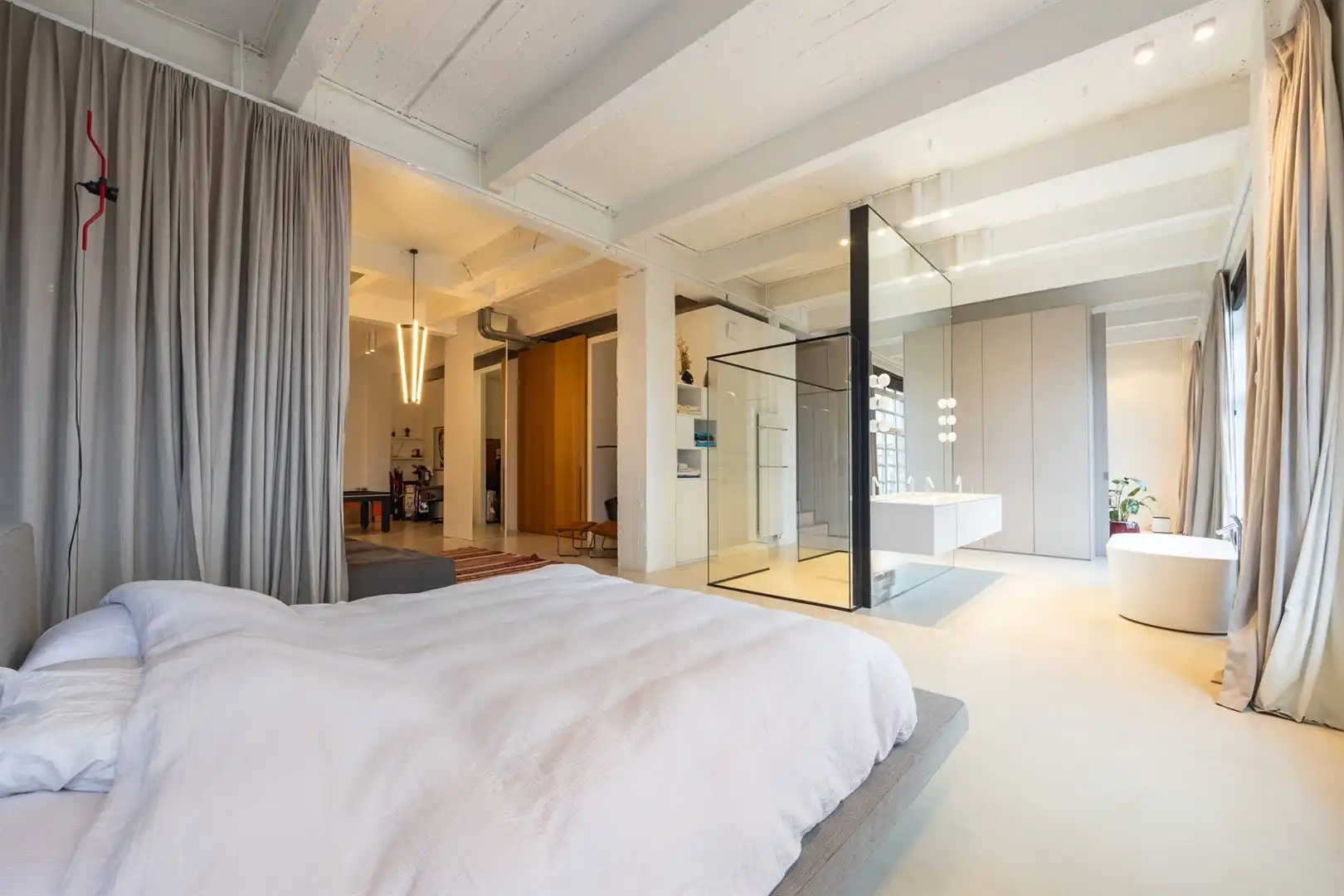 XXL loft met industriële ziel en terras foto 16