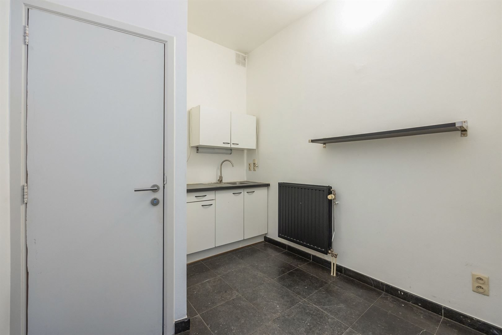 Handelshuis met ruime winkel en duplex appartement in dorp 's Gravenwezel foto 15