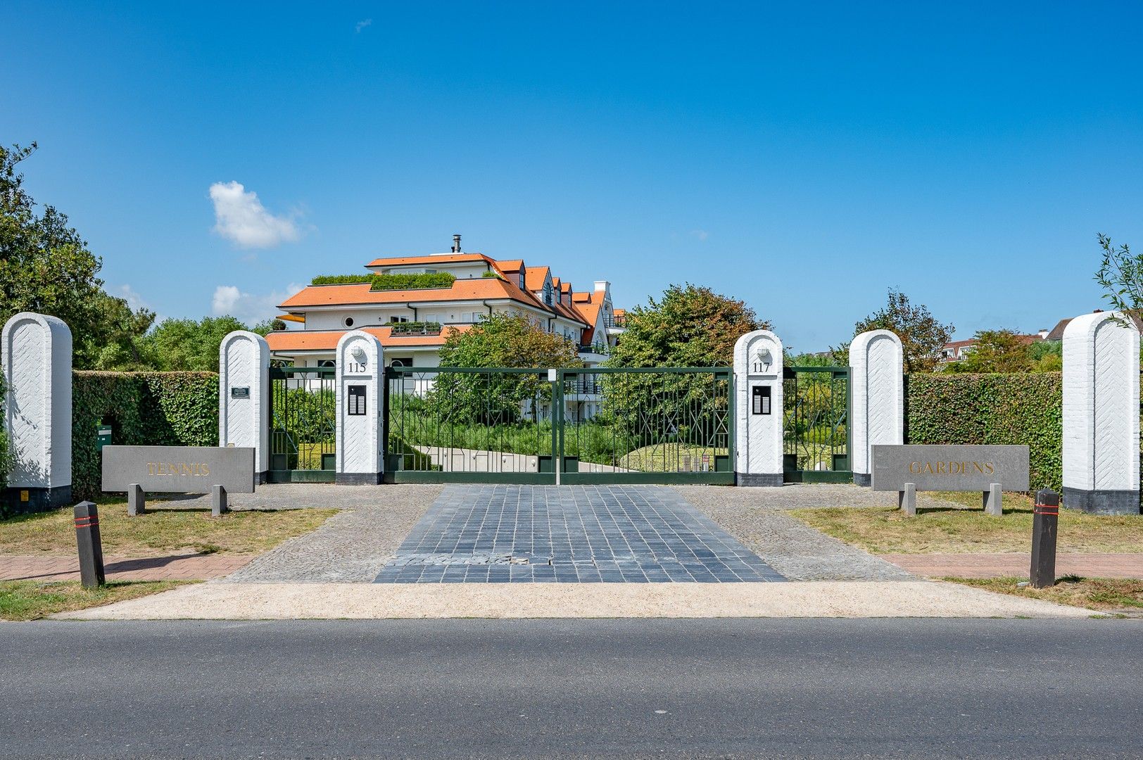 High-end gerenoveerd hoekappartement in het prestigieuze domein Tennis Gardens, vlakbij het strand en de zee. foto 26