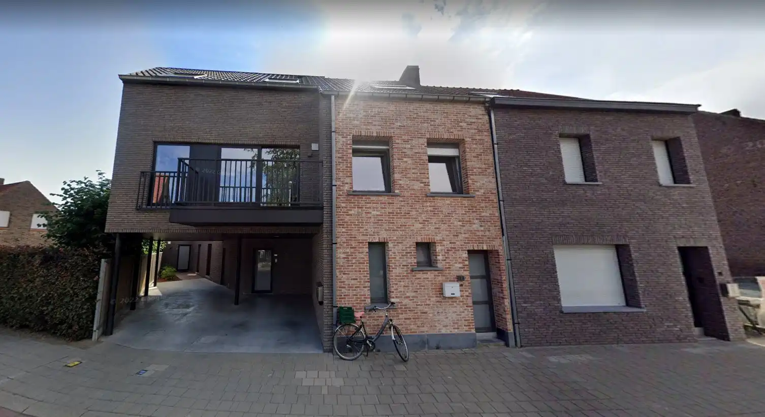 Hedendaagse woning met tuin en 3 slaapkamers op centrum-ligging. foto {{pictureIndex}}