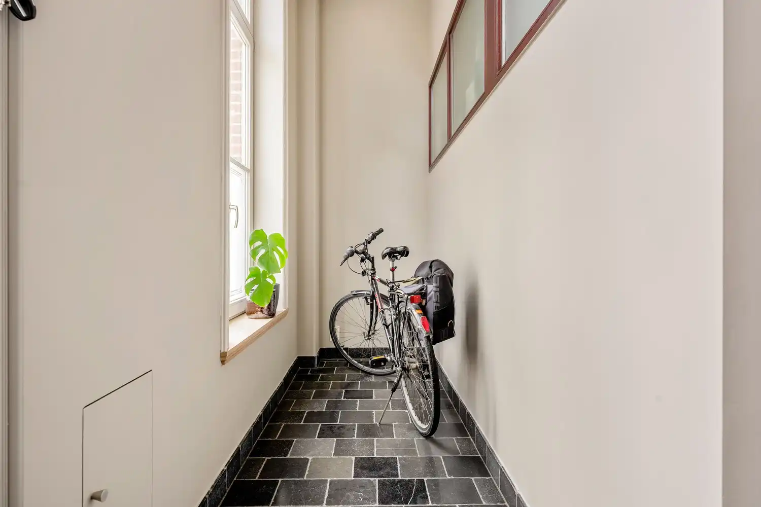 Grondig en stijlvol gerenoveerde burgerwoning met 5 slaapkamers, 3 badkamers en een tuin te centrum Leuven! foto 8