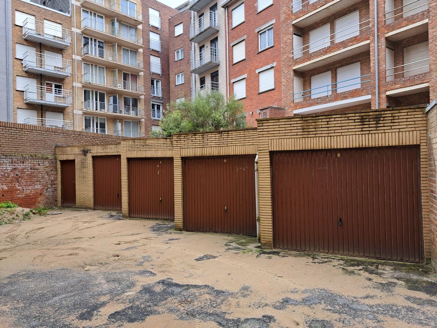 CENTRAAL GELEGEN GESLOTEN GARAGEBOX TE KOOP IN KOKSIJDE  foto 2