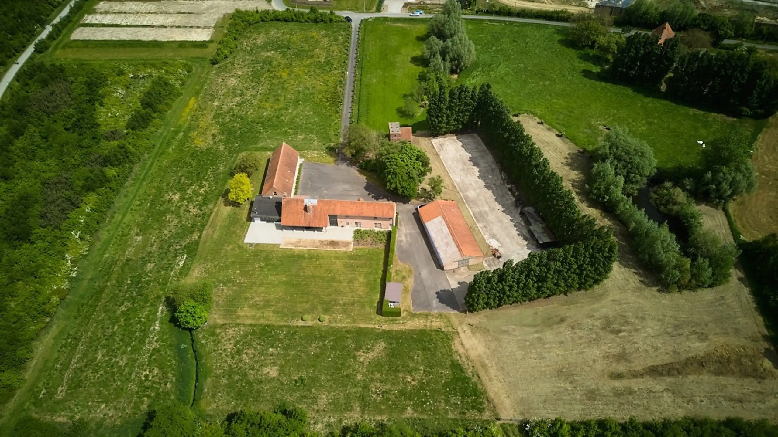 Prachtige hoevewoning met loods en bouwgrond op 2,7 hectare foto {{pictureIndex}}