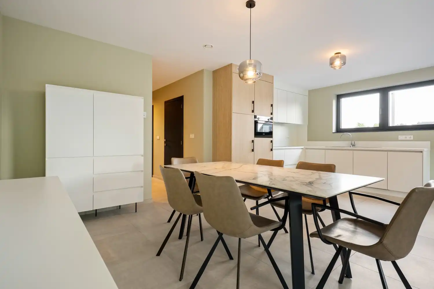 Recent energiezuinig appartement met 2 slpkrs, terras en autostaanplaats te Schriek foto 4