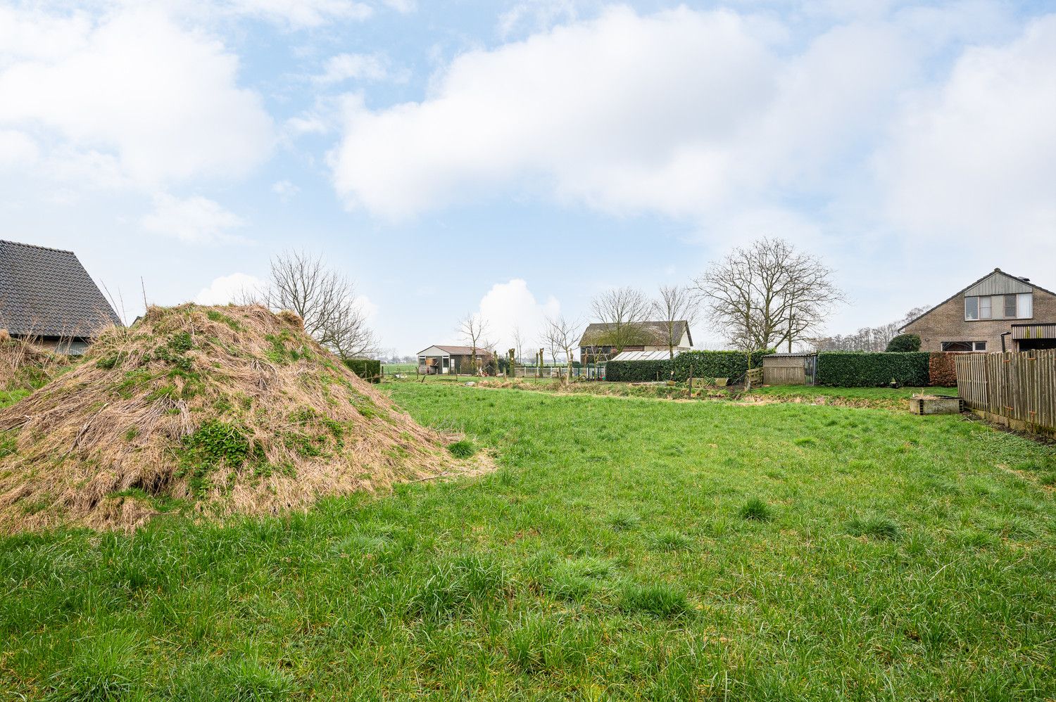 Af te werken woning op een rustig en door groen omgeven locatie! foto 4