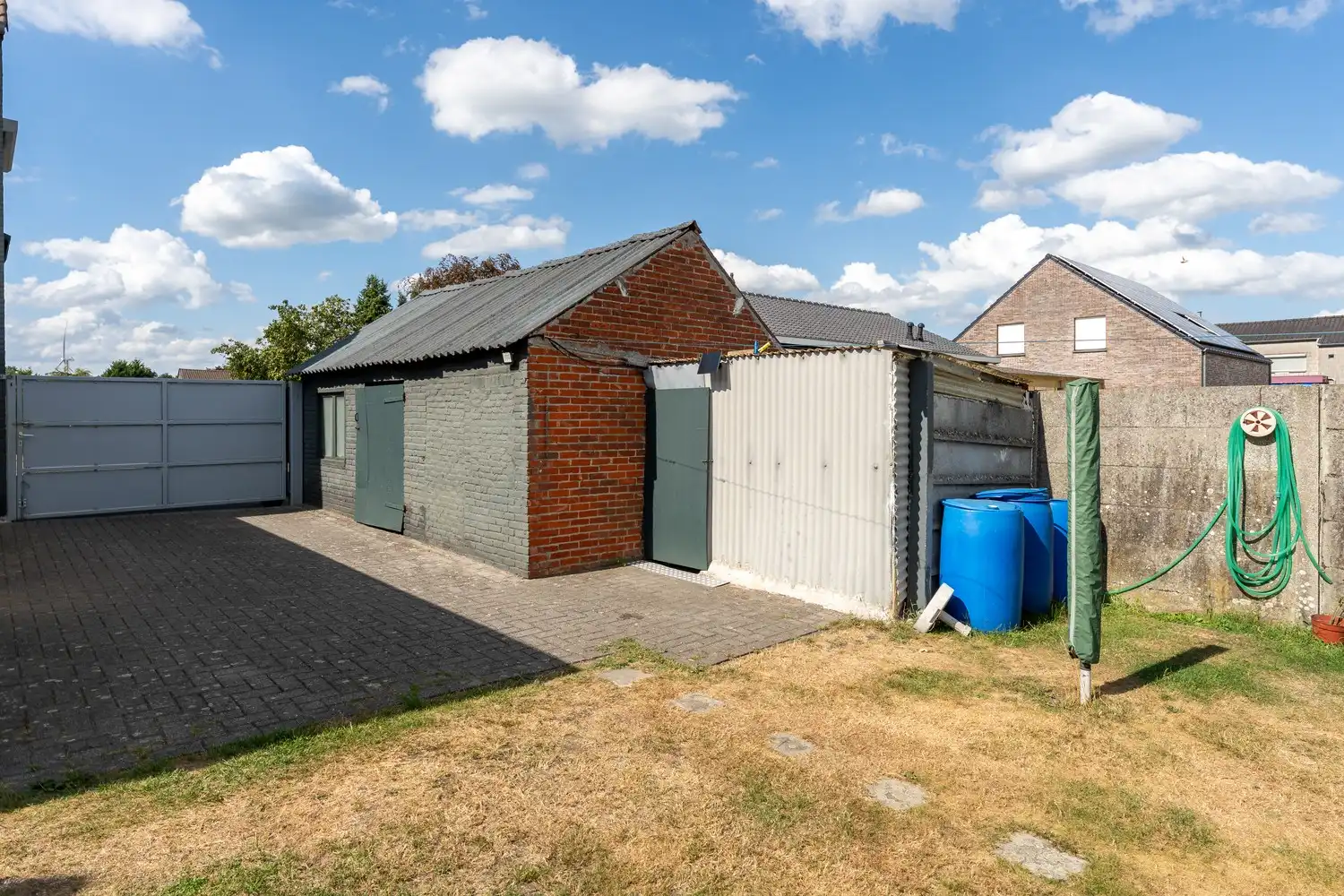 Ruime gezinswoning met grote tuin, veranda en garage foto 40