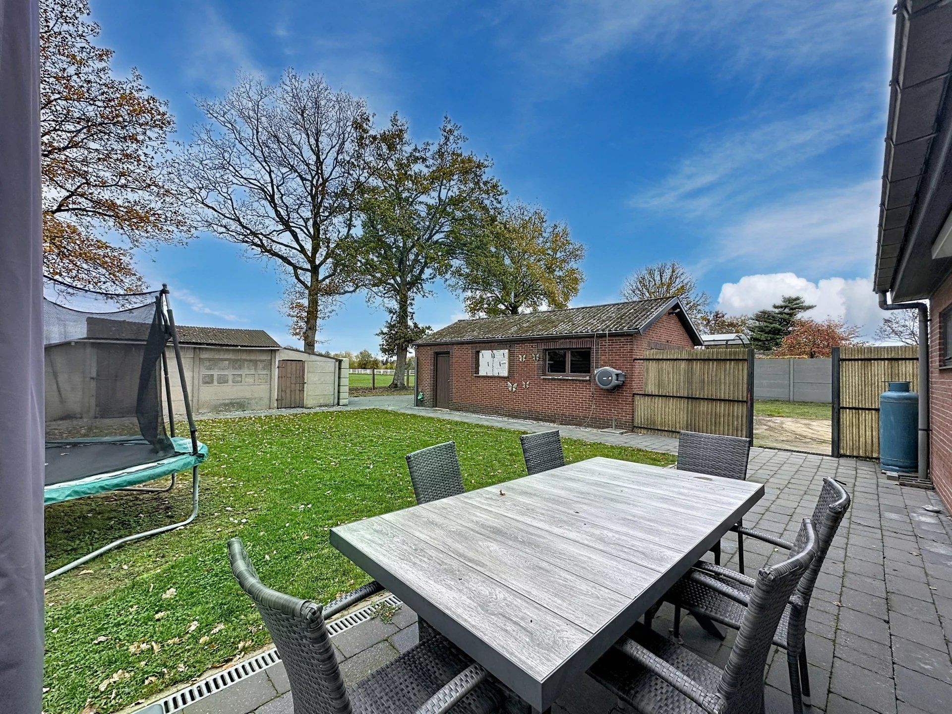 Op te frissen woning met 3 slaapkamers, op een groot perceel, eventueel 2 bouwplaatsen foto 31