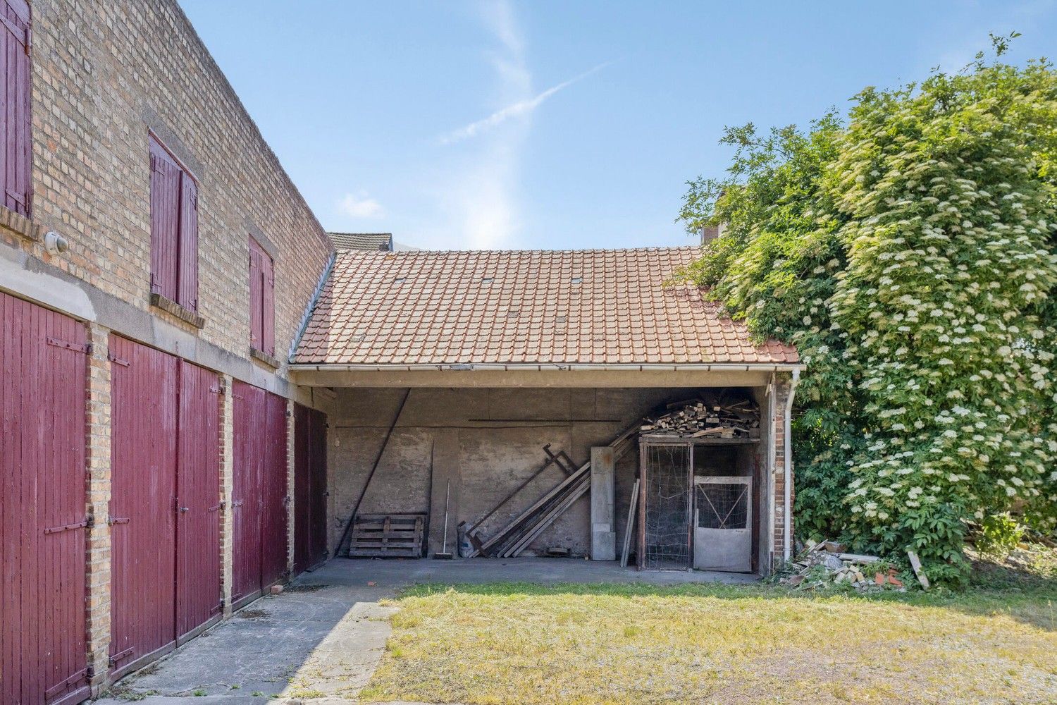 VEURNE: Historisch gebouw (reeds vermeld begin 15de eeuw, verbouwd in 1716) met meerdere garages pal in het centrum van Veurne op 673m² grondoppervlakte. foto 7