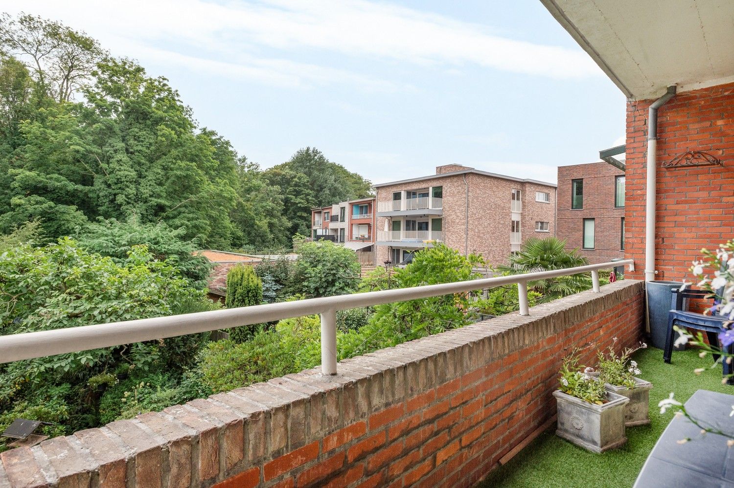Groot 2 slaapkamer appartement met terras in een doodlopende straat in het centrum van Wijnegem! foto 12
