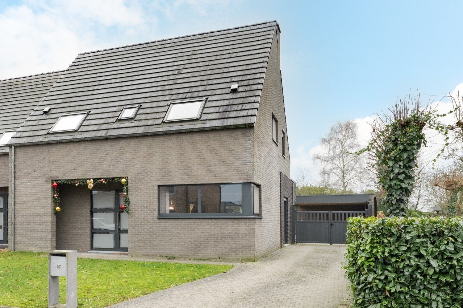 Moderne gezinswoning met 4 SLK op een ruim perceel van 894m² op een top locatie te Lommel foto {{pictureIndex}}