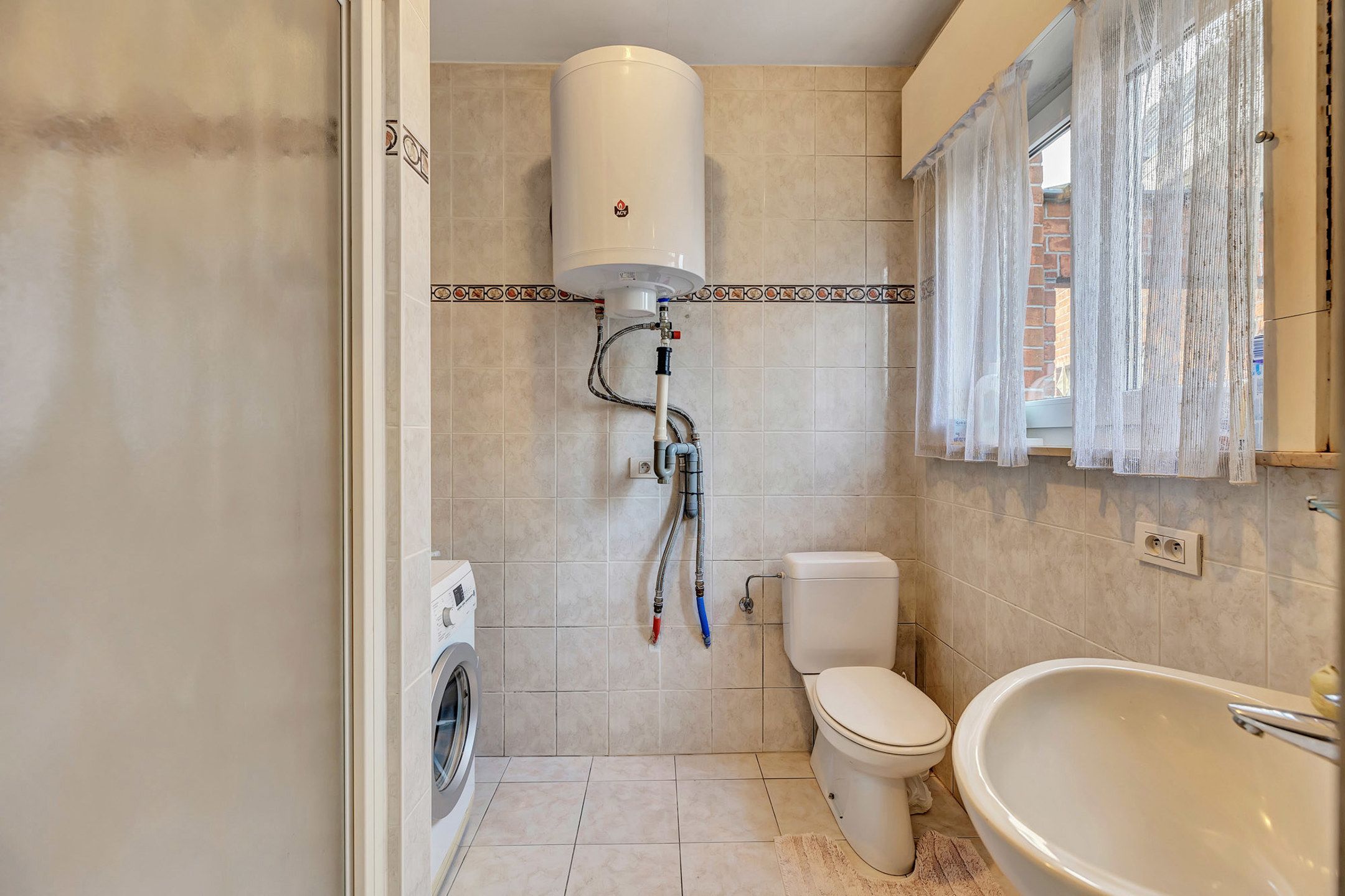 Charmante woning op een prachtig perceel van maar liefst 2.320 m² foto 8