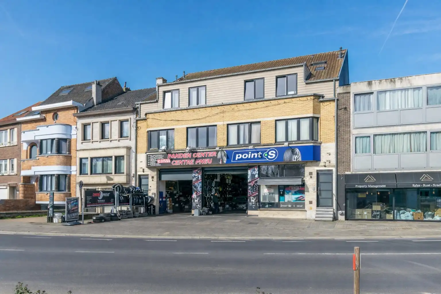 OPBRENGSTGEBOUW MET 4 RUIME APP + HANGAR (350m²)! foto {{pictureIndex}}