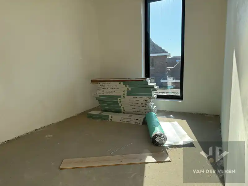 Ruime en volledig afgewerkte half open BEN-woning met 3 slaapkamers te bewonderen in het gezellige Kermt foto 13