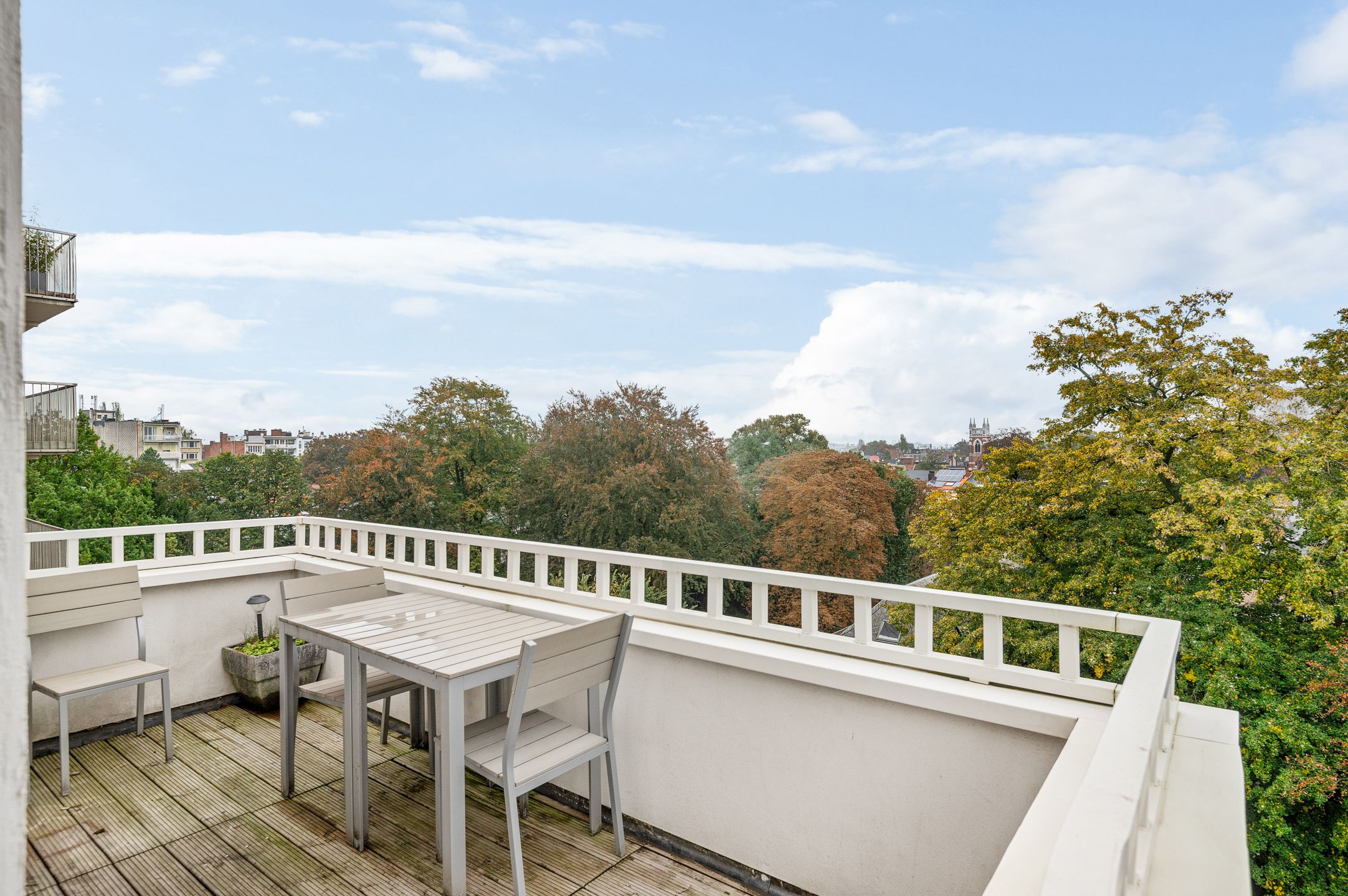 Tweeslaapkamer appartement op 7de verdieping met parkzichten foto {{pictureIndex}}