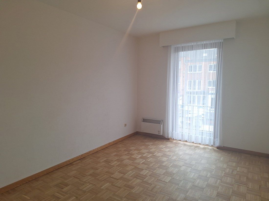 Knap gerenoveerd en perfect gelegen appartement in Genk CENTRUM met AUTOSTANDPLAATS foto 13