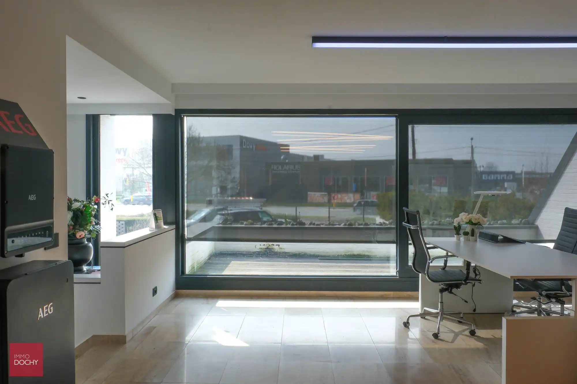 Commercieel gelegen kantoorcomplex met privé-woonst (villa) foto 5