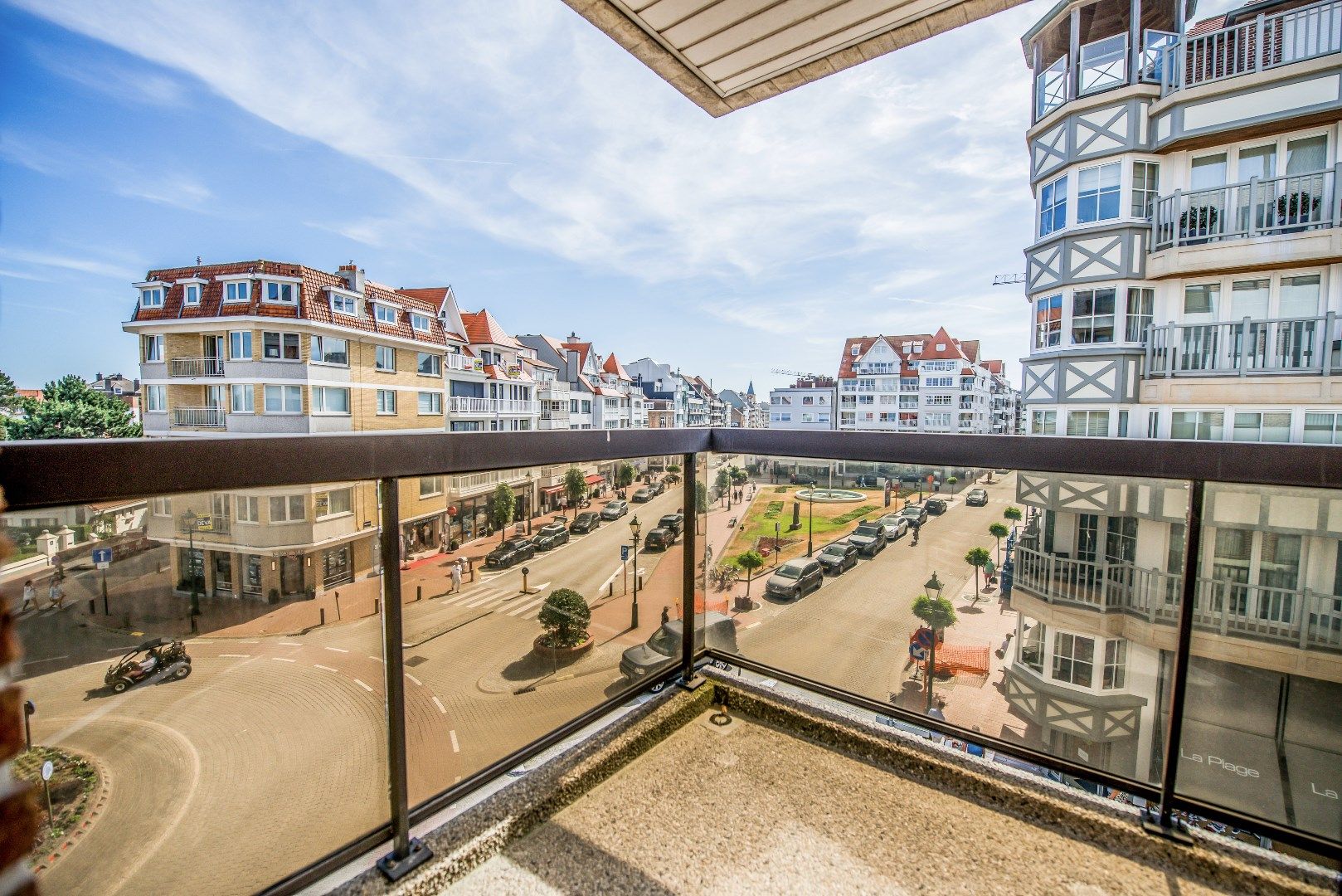 Zeer lichtvol en zonnig hoekappartement  met  open zicht op het Driehoeksplein en zijdelings zeezicht. foto 2