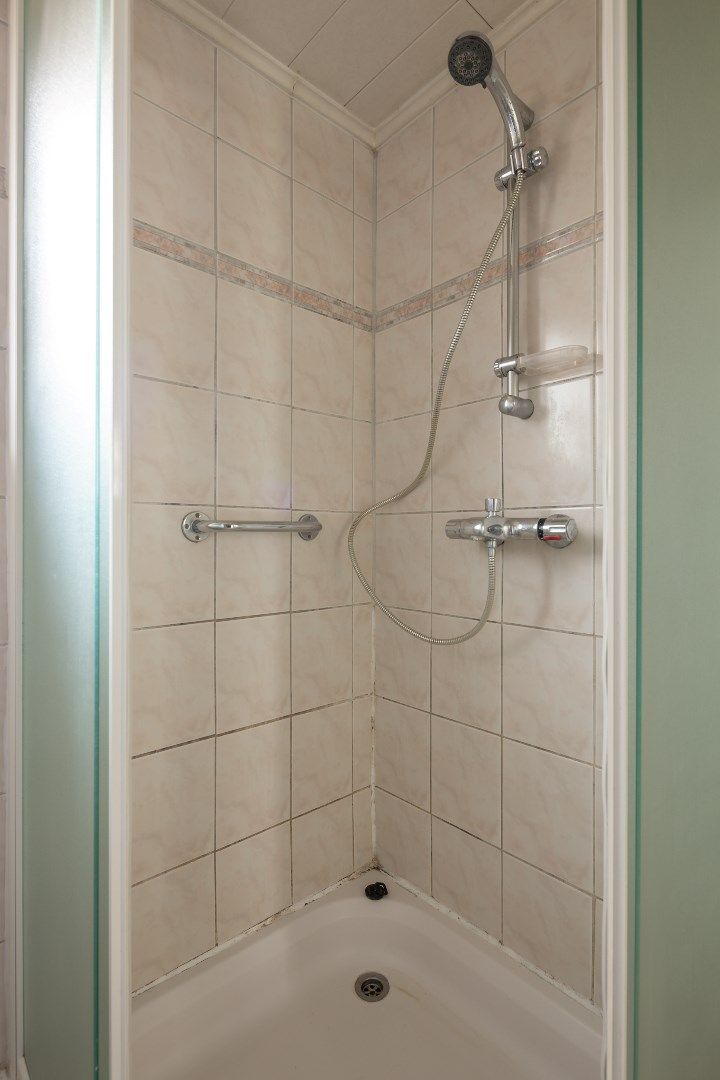 Deze ruime, te renoveren woning wordt verkocht. foto 14