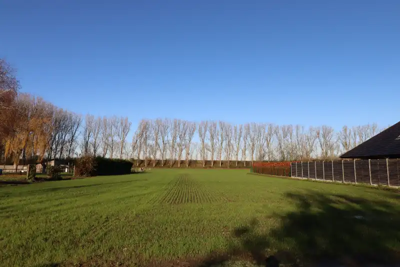 Exclusief nabij Avelgem! Grond in de bouwzone op 1ha 89ca met straatbreedte van 27m! foto {{pictureIndex}}