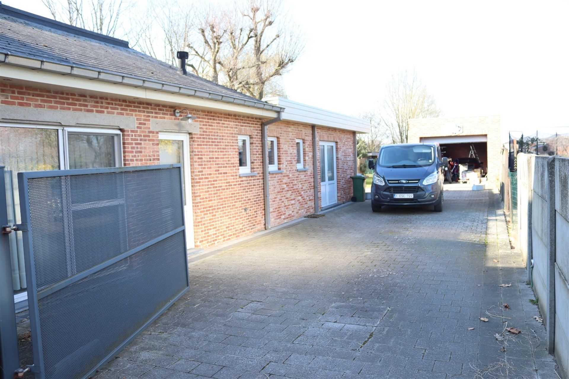 Gunstig gelegen halfopen woning met grote garage en tuin. foto 13