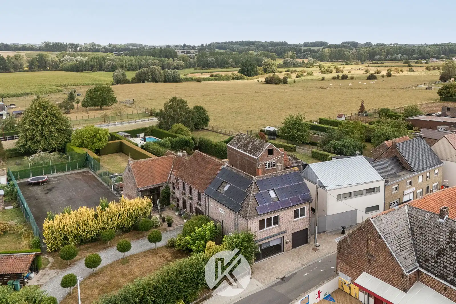 Veelzijdige eigendom met handelsruimte en bel-etagewoning foto 4