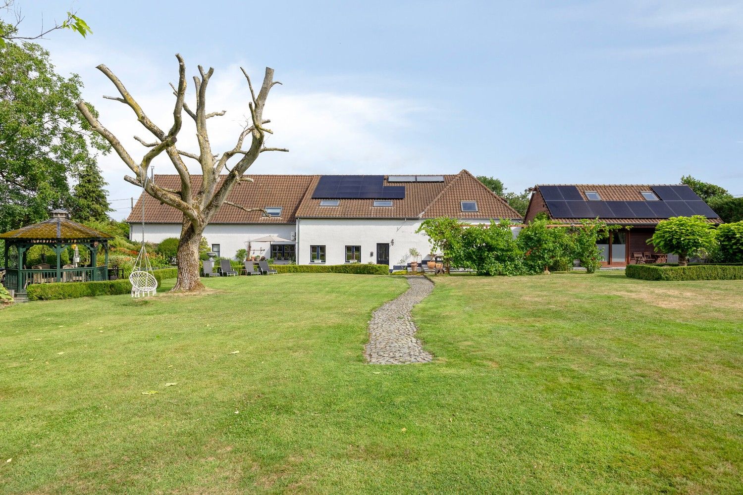 Unieke B&B in het hart van Haspengouw – 4 ruime gastenverblijven, idyllisch perceel & uitstekende opbrengst foto 1