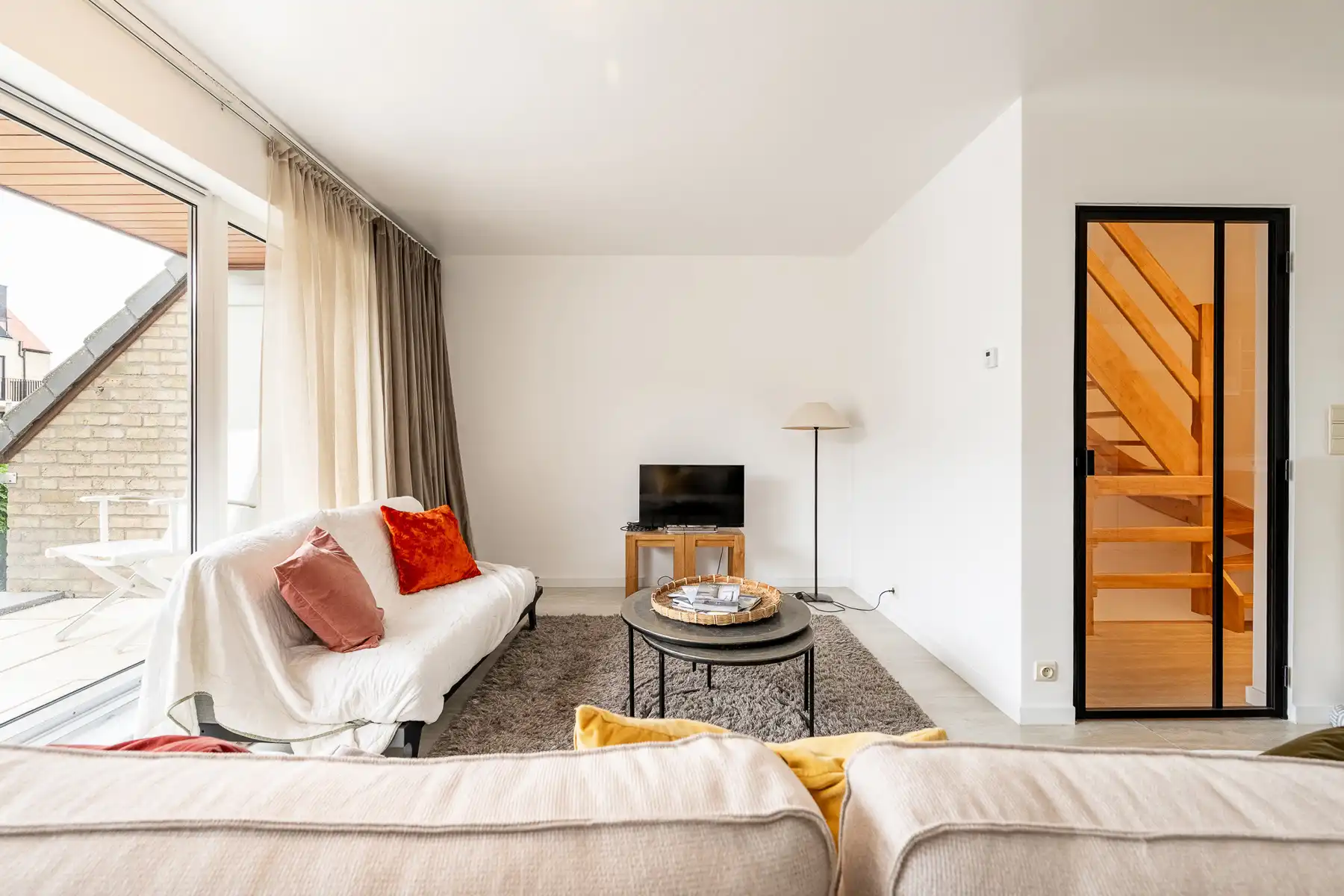 Rustig gelegen, gemeubelde bel-etage woning met garage  foto 7