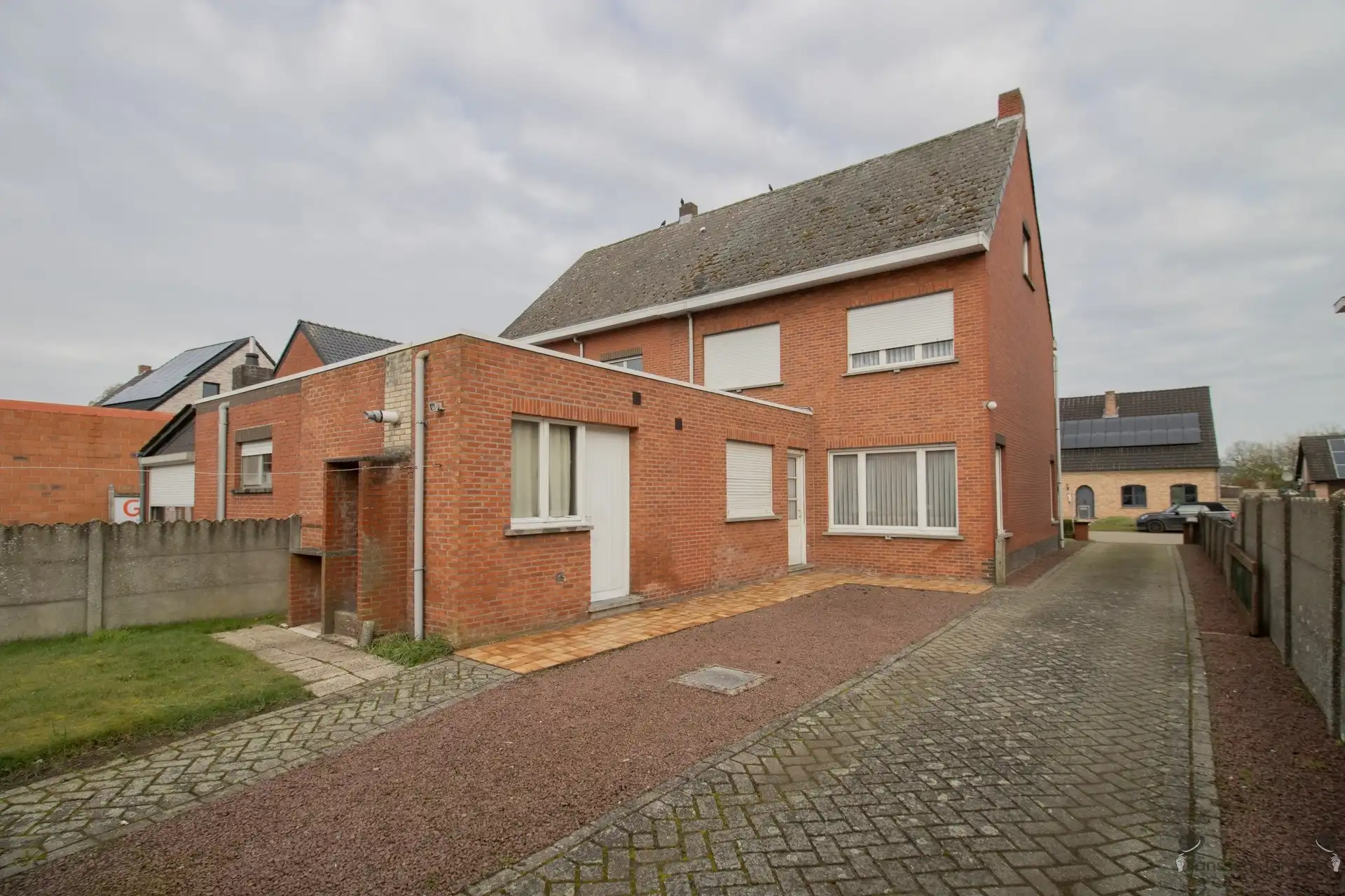 Te renoveren woning met 3 slaapkamers op 643 m² foto 2