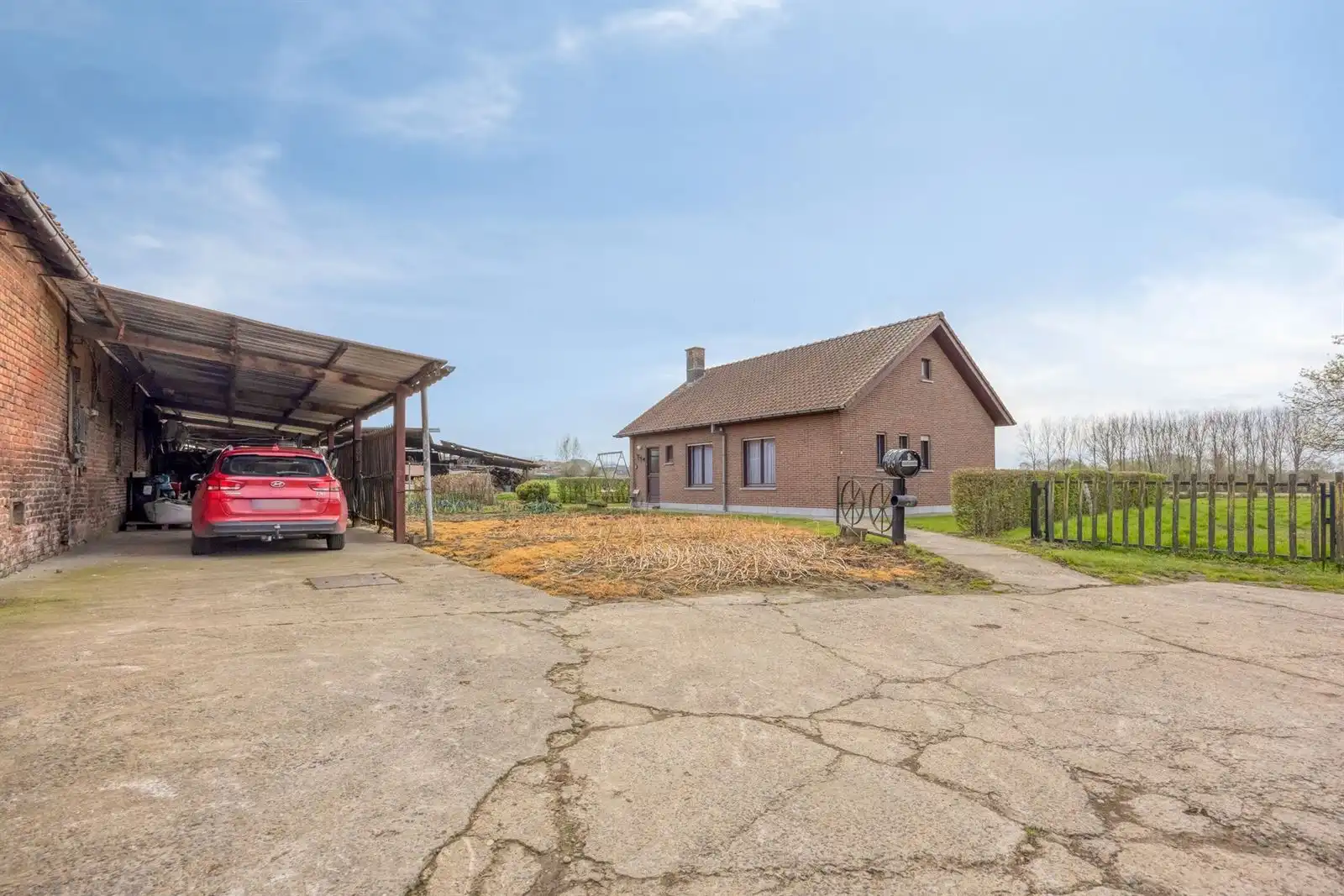 Alleenstaande woning met schuur en omliggende weiden  foto 2