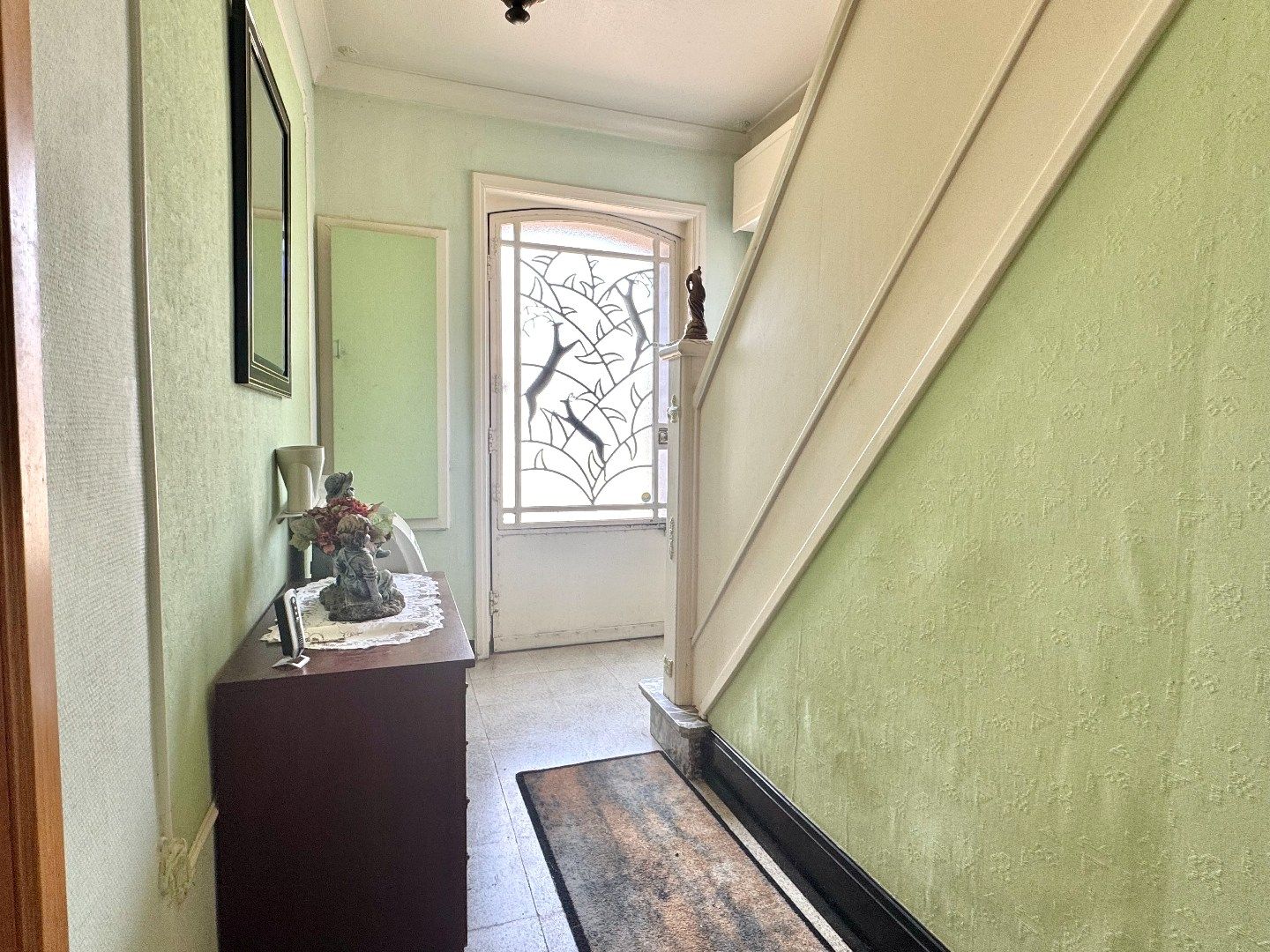 Halfopen woning te koop in Hulste met tuin, mogelijkheid tot 6 slaapkamers en garage. foto 3