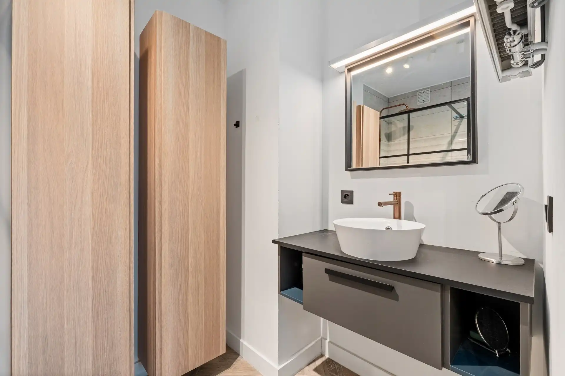 Gerenoveerd appartement met ruim terras foto 12