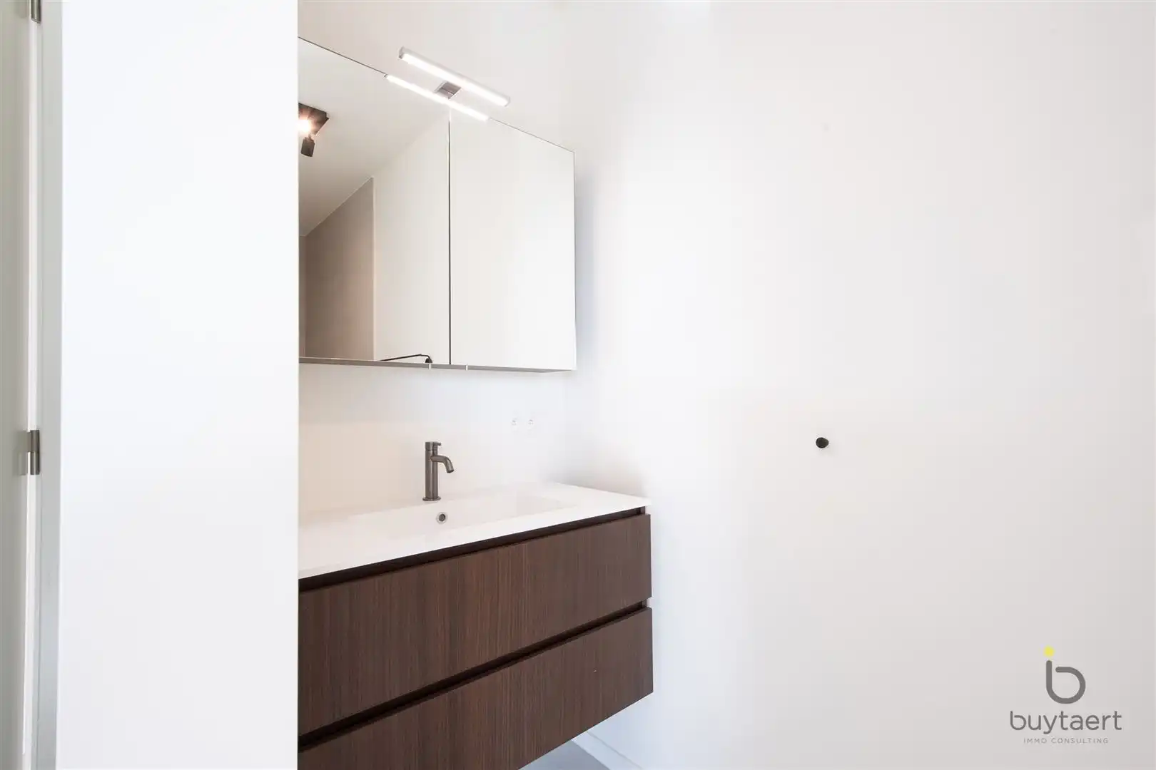 Nieuwbouw gelijkvloers appartement met twee slaapkamers, een tuin en een garage. foto 20