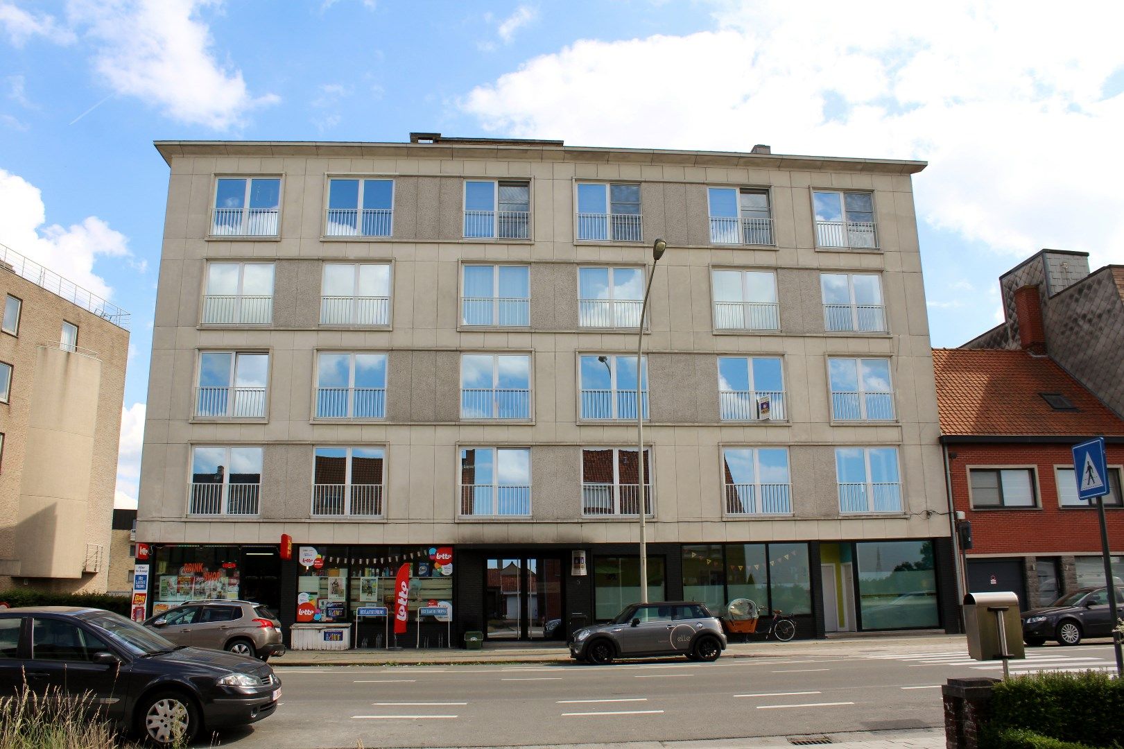 Zeer ruim appartement met veel lichtinval en 3 slaapkamers foto {{pictureIndex}}