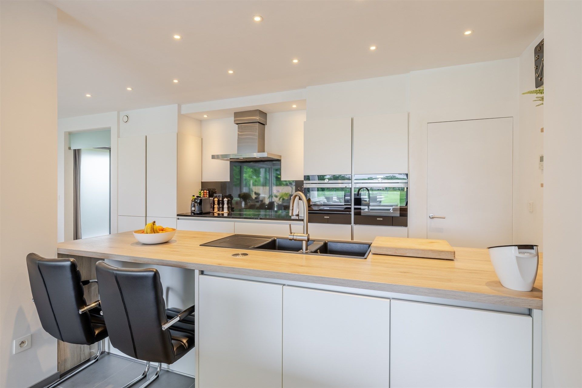 Bemeubelde ruime energiezuinige woning met grote tuin. foto 10