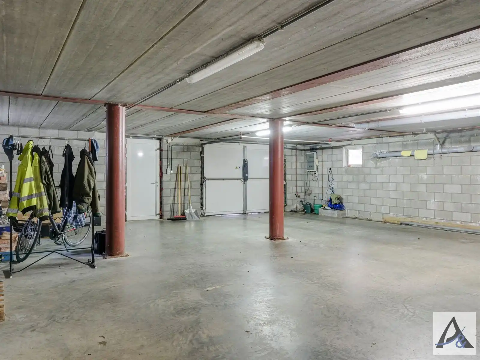Exclusieve villa met ruime loods in hartje Munsterbilzen foto 53