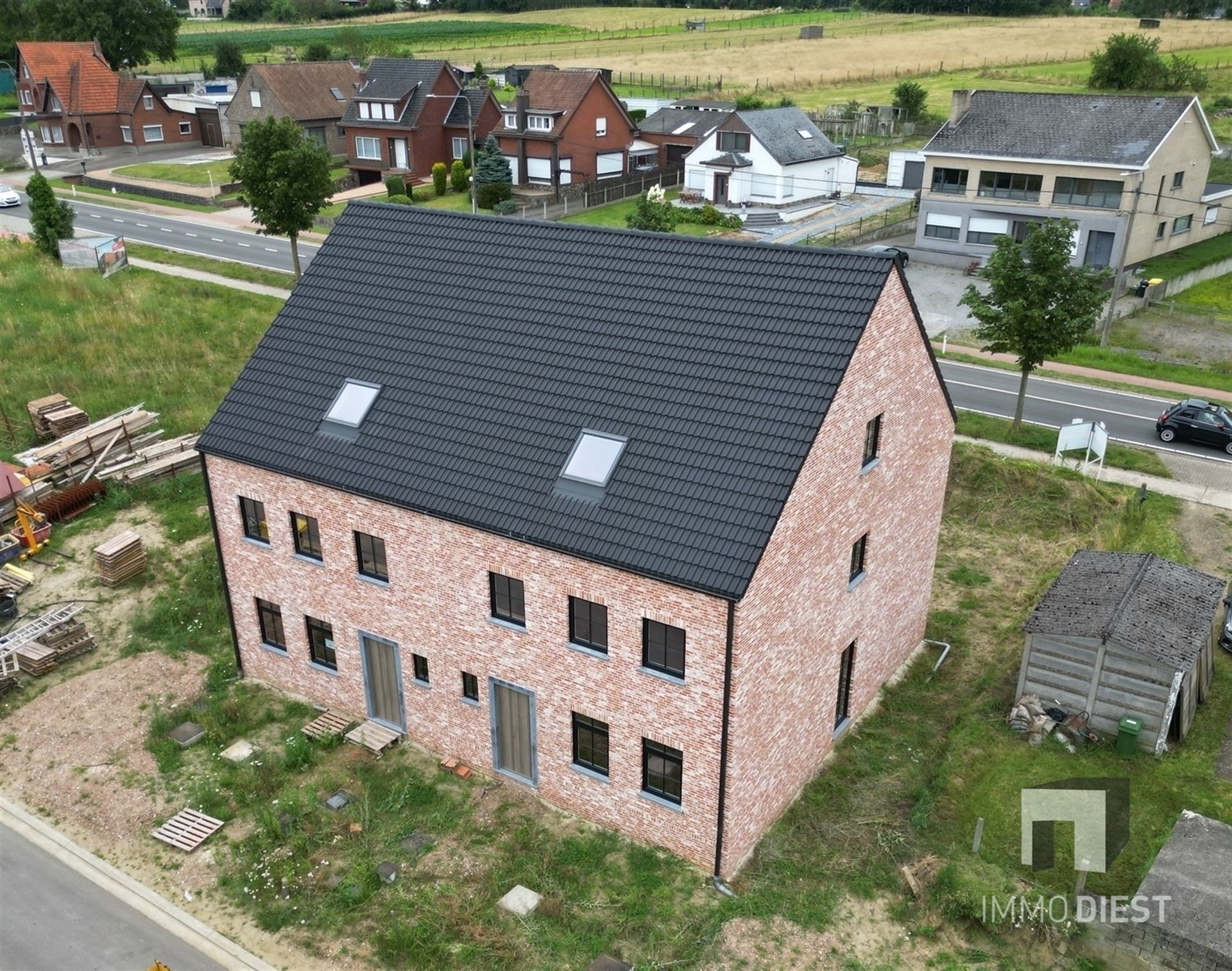 Nieuwbouwwoning met ruime leefruimtes en knappe zolder.  foto 33