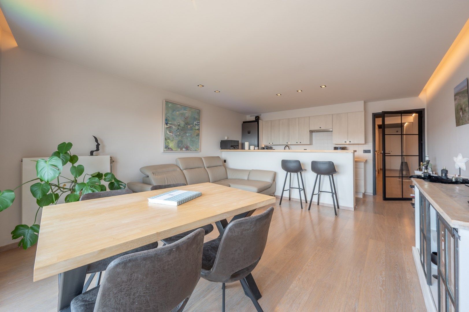 Instapklaar appartement met 2 slaapkamers en zonneterras foto {{pictureIndex}}