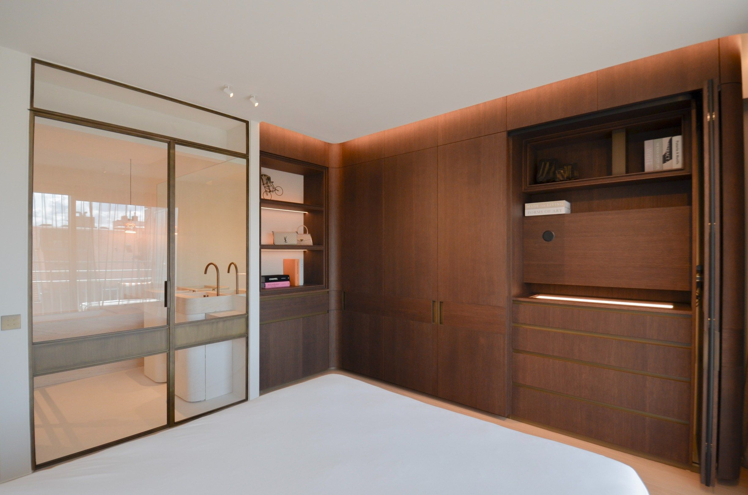 Uitzonderlijk gerenoveerd appartement met frontaal zeezicht in het Zoute. foto 17